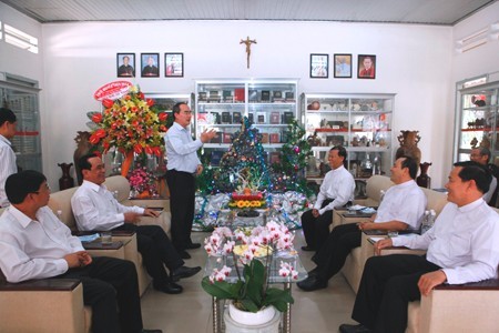 Vietnam Fatherland Front President congratulates Catholic followers in Binh Duong  - ảnh 1